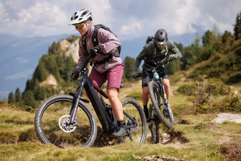 Menschen, die in einer Grünanlage Rad fahren